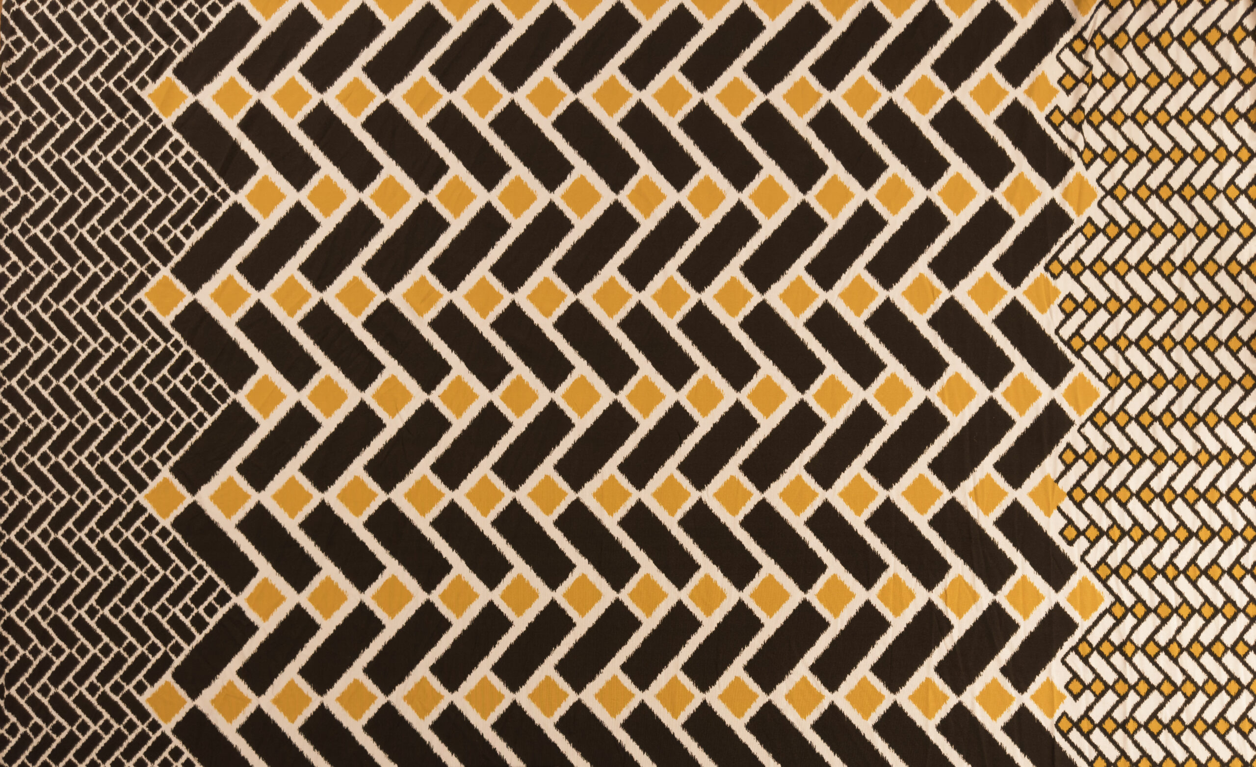 Black and Yellow Geometric 4-Way Stretch Black and Yellow Geometric 4-Way Stretch